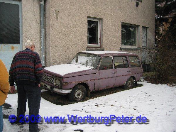 20090117_img_4598.jpg - Die alte Werkstatt entpuppte sich als Hanomag, Mercedes und Wartburg Werkstatt. Der Meister fand den neuen Wartburg auf der Messe 1968 so schick, daß er spontan sich mit Eisenach in Verbundung setzte, um die Vertretung für dieses Modell in Hanau zu übernehmen. Also schaffte er sich auch eine Limousine und diesen Tourist an, der übrigens in Belgien bei Fa. Pierreux gebaut wurde.