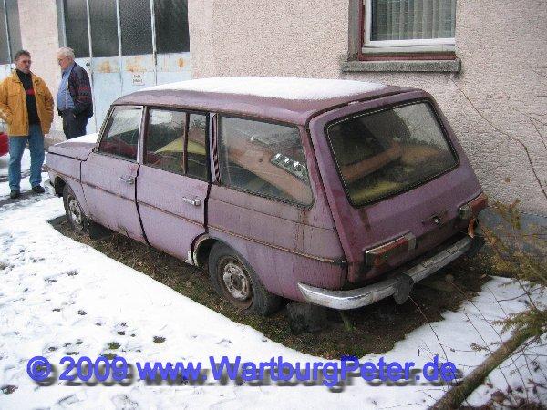 20090117_img_4620.jpg - Die Zeit läuft, der Wagen soll endlich weg, auf'n Schrott! Abwrackprämie gibt es eh nicht, er ist seit 10 Jahren abgemeldet, erfahren wir.